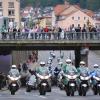 Eine Motorradstaffel der Polizei fährt während der Motorradsternfahrt im Korso durch Kulmbach.