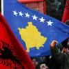 Die neue blaue Flagge des Kosovo neben der Flagge der Albaner (rot)