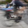 In Dillingen war ein Mann mit einem E-Scooter unterwegs - zu schnell, auf dem Gehweg und ohne Versicherung.
