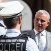 Baden-Württembergs Innenminister Thomas Strobl im Gespräch mit Polizisten.