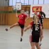 Aktivposten für Aichach in Königsbrunn: Lara Leis (am Ball) machte sieben Tore für das TSV-Team.  	