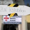 Für die Bereitschaften des Bayerischen Roten Kreuzes war am Sonntag in Mering Premiere: In der Turnhalle an der Luitpoldschule nahm die neue Schnellteststation ihren Betrieb auf. Vor der Halle bildete sich eine lange Warteschlange. 