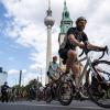Gegen die politische Überprüfung der seit Jahren geplanten Radwege protestieren Fahrradfahrer in Berlin.