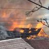 Vom Balkon seines Hauses hat MZ-Leser Thomas Ewert den Großbrand auf einem Bauernhof in Haselbach fotografiert. Offenbar war nach einem Blitzschlag erst ein Hochsilo und dann der Stall in Brand geraten.