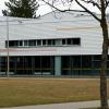 Auf der freien Fläche zwischen Stadthalle und Sporthalle in Schwabmünchen sollte das geplante Hallenbad gebaut werden.