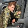 Prinz Harry an Helikopter der Royal Air Force.