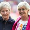 Silvia Neid (r) und Tina Theune (l) sehen die DFB-Frauen bei der Weltmeisterschaft unter den Topfavoritinnen.