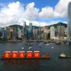 Das Bild zeigt ein Schiff, das zur Feier des 23. Jahrestages der Rückgabe der früheren britischen Kronkolonie 1997 an China in den Hongkonger Hafen einläuft.