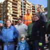 Insgesamt rund 1300 Holzpaletten verarbeitet das Langenneufnacher Scheibenfeuer-Team für das Spektakel am Ziegelberg. Seit Mitte Januar ist es unterwegs, um Holz – vorwiegend bei örtlichen Betrieben – einzusammeln. 