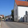 Im Bereich der Pfarrkirche St. Antonius in Tiefenbach soll die Graf-Kirchberg-Straße auf 4,5 Meter verengt werden. Damit wird Platz geschaffen, um einen Gehweg um das Gotteshaus herum zu bauen. 