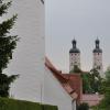 Wemding ist eine von der christlichen Kultur geprägte Stadt. Im Hintergrund sind die Türme der katholischen Stadtpfarrkirche St. Emmeram zu sehen.