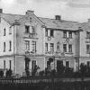 So sah die Klosterwirtschaft um das Jahr 1900 aus. Das Gebäude wurde damals mit Kränzen und Fahnen geschmückt, weil sich ein Kronprinz zum Besuch in Karlshuld angekündigt hatte. 