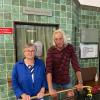 Die Betreiberin des Cafés und Wellnessbereichs im Alten Stadtbad, Anna Gaßner, kämpft mit Jürgen Wiedemann und den Stadtbadfreunden für die Öffnung der Sauna. 