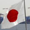 Die japanische Flagge im Hafen von Tokio. Moody's hat die Kreditwürdigkeit Japans auf «Aa3» gesenkt. dpa