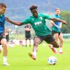 Nathanaël Mbuku hat beim FC Augsburg auch in dieser Vorbereitung einen schweren Stand. Er ist ein Kandidat für ein weiteres Leihgeschäft.