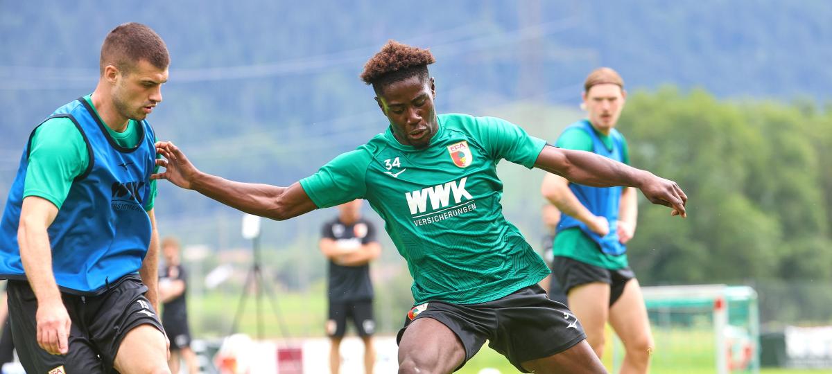 https://images.mgpd.de/img/100815090/crop/c20_9-w1200/905005998/1126604387/fc-augsburg-trainingslager-schladming-steiermark-oesterreich.jpg