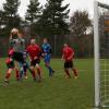 Die Fußballer des TSV Königsbrunn (rote Trikots) können am Sonntag einen wichtigen Schritt in Richtung Klassenerhalt machen. 