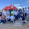 Das Team der Aindlinger Kindertagesstätte Wichtelhütte vor dem Fliegenpilz im Garten der Kita. Die Leiterinnen Marion Lorenz (stehend, Dritte von links) und Tina Wunder (rechts daneben) freuen sich, dass die Einrichtung aktuell personell gut aufgestellt ist.