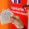 Wer aus dem Neu-Ulmer Stadtgebiet öffentlich zum Allgäu Airport in Memmingen fahren will, muss zweimal umsteigen – und braucht drei Tickets. Dabei soll die Strecke zum Netz der Regio-S-Bahn Donau-Iller gehören. 	