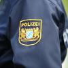 Polizeieinsatz wegen eines Beziehungsstreits in Augsburg: Eine Frau hat ihren Lebensgefährten mit einem Baseballschläger verletzt.