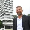 Markus Weinzierl vor dem Verlagshaus unserer Zeitung in Augsburg. Der Ex-Trainer sprach erstmals nach seiner Vertragsauflösung bei Schalke 04 auch über seine Zukunft.