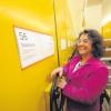 Im Keller des Rathauses Neu-Ulm lagern die Puzzleteile der Vergangenheit: Stadtarchivarin Janet Loos kümmert sich seit 2006 um Akten und Dokumente der Stadtverwaltung, die in gelben Fahrregalen gelagert werden. 