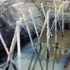 Ein etwas skurriler Anblick: Holzpfähle, die kreuz und quer aus dem Wasser ragen. Sie sind bautechnisch notwendig für eine Stützmauer, die den Untergrund stabilisieren soll. Sie werden später auf Sockelhöhe gekürzt.