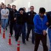 Türkische Polizisten führen mutmaßliche Gülen-Anhänger ab. 	