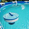 Damit das Wasser im Pool lange frisch bleibt, können Chlorschwimmer eine Lösung sein.