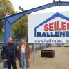 Hallenbau Seiler aus Möttingen stellt kommendes Frühjahr den Betrieb ein. Das Bild zeigt den Chef Reinhard Seiler mit seiner Tochter Selina.