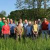 20 Teilnehmer erkundeten beim Treffen des Arbeitskreises Bayern-Netz-Natur, Projekt Ecknachtal, die Landschaft nahe Blumenthal.  	 	