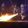 Rammstein-Frontsänger Till Lindemann (rechts) feuert auf der Bühne mit einem Flammenwerfer.