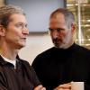 Tim Cook (L), bisher als «Chief Operating Officer» für das Tagesgeschäft zuständig, wird den Posten von Steve Jobs übernehmen. dpa