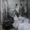 Er hält den Anblick nicht mehr aus: Ein palästinensischer Arzt bricht beim Anblick von vier toten Kindern in der Leichenhalle in Tränen aus.