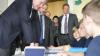 Zwischen Landkreis-Vorstellung und Rektorenkonferenz noch ein Abstecher ins Klassenzimmer: Horst Seehofer versuchte, mit den Kleinen ins Gespräch zu kommen. Hierbei gab es weniger Gegenwind als bei den Schulleitern. 
