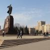 In der Ukraine stehen noch einige Lenin-Denkmäler, wie hier in Charkow. In Deutschland dagegen fielen die meisten Statuen dem post-einheitlichen Bildersturm zum Opfer. In der sächsischen Stadt Riesa gibt es noch eines der letzten Exemplare, dessen Sturz nun lauthals gefordert wird.