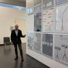 Dr. Martin Mäntele, Leiter des HfG-Archivs, führt durch die neue Ausstellung "Otl Aicher: 100 Jahre – 100 Plakate".