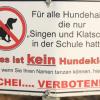 Schilder wie hier in Burgau, bringen meist nichts. In Haldenwang werden Hundetoiletten aufgestellt, um die Hinterlassenschaften zu entsorgen. 	 