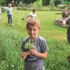 Im Garten des Klostermühlenmuseums suchten die Kinder Blüten und Blätter für ein Naturbild. 	