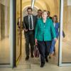 Angela Merkel in Begleitung von Regierungssprecher Steffen Seibert und Beraterin Eva Christiansen nach der Sonder- Fraktionssitzung der CDU.