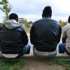 Vier junge Männer aus Eritrea im thüringischen Saalfeld vor einer Flüchtlingsunterkunft.
