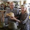 Christian und Paula Lembert führen die Augsburger Hutfabrik Lembert. Seit 1861 stellt das Familienunternehmen Hüte für jedermann und Promis her.