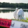 Kripobeamte der Polizei sichern am Wietzesee in Langenhagen (Niedersachsen) Spuren. Spaziergänger hatten dort Leichenteile in einer Plastiktüte entdeckt.