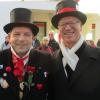 Eine Neuigkeit gab es beim Schlorper-Winterfest auf dem Krumbacher Marktplatz von der Faschingsgilde der Zylinderer. Hans-Peter Ziegler nahm nach zwölf Jahren Präsidentschaft seinen Hut beziehungsweise seinen Zylinder. Der neue Präsident der Zylinderer ist Uli Köhler (links).  	