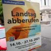 Ein Plakat mit der Aufschrift "Volksbegehren - Landtag abberufen" steht an einer Straßenkreuzung.