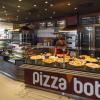 Die Pizzabob-Filiale in Neusäß ist sozusagen das Flaggschiff der Kette, die ihre Heimat in Burgau hat. Belegt und gebacken wird die Ware vor den augen des Kunden.