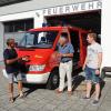 Das Feldkirchener Feuerwehrfahrzeug hat seinen Dienst getan. Robert Reichart (links) und Vorsitzender Paul Pettmesser (rechts) erläutern Fritz Goschenhofer die Funktionen. 	