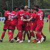 Torjubel: Seine Mitspieler gratulieren Sahin Tasdelen (Nummer elf) zum 1:0-Führungstreffer für Türk Gücü Lauingen gegen Gast TSV Balzhausen. Foto: Karl Aumiller