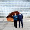 Bundeskanzlerin Angela Merkel und der Präsident des BND, Bruno Kahl, stehen bei der offiziellen Eröffnung vor der neuen Zentrale des Bundesnachrichtendienstes. Der Dienst hat viel Platz und viele Beschäftigte. 
