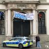 Obwohl er wegen eines Plakats am Augsburger Rathaus am Amtsgericht zu einer Geldstrafe verurteilt wurde, hatte der Aktivist vor der Verhandlung das Transparent erneut aufgehängt.